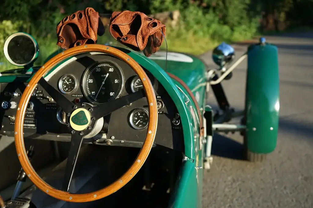 Bild des Cockpits eines Lotus Mk VI mit Fahrerhandschuhen auf der Windschutzscheibe