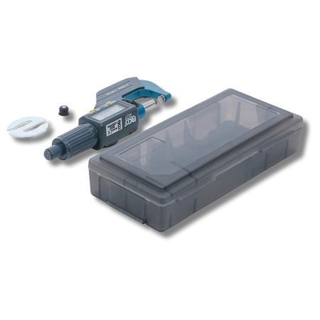 Bild eine digitalen Bügelmessschraube und ihrer Box, von schräg hinten fotografiert
