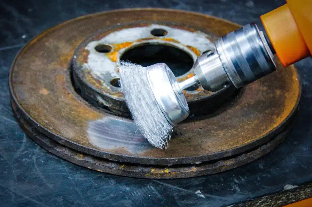 Bild der maschinellen Reinigung einer Bremsscheibe mithilfe einer Topf-Drahtbürste