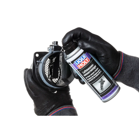 Bild der Anwendung einer Dose LIQUI MOLY Luftmassensensor-Reiniger