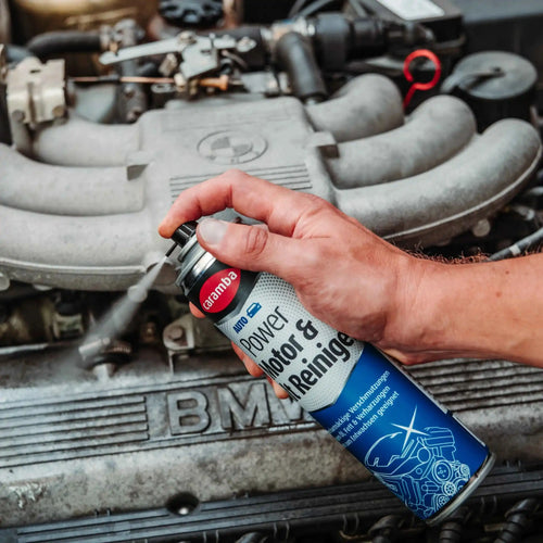 Bild der Anwendung des Caramba Motor- und Kalteinigers an einem Motor